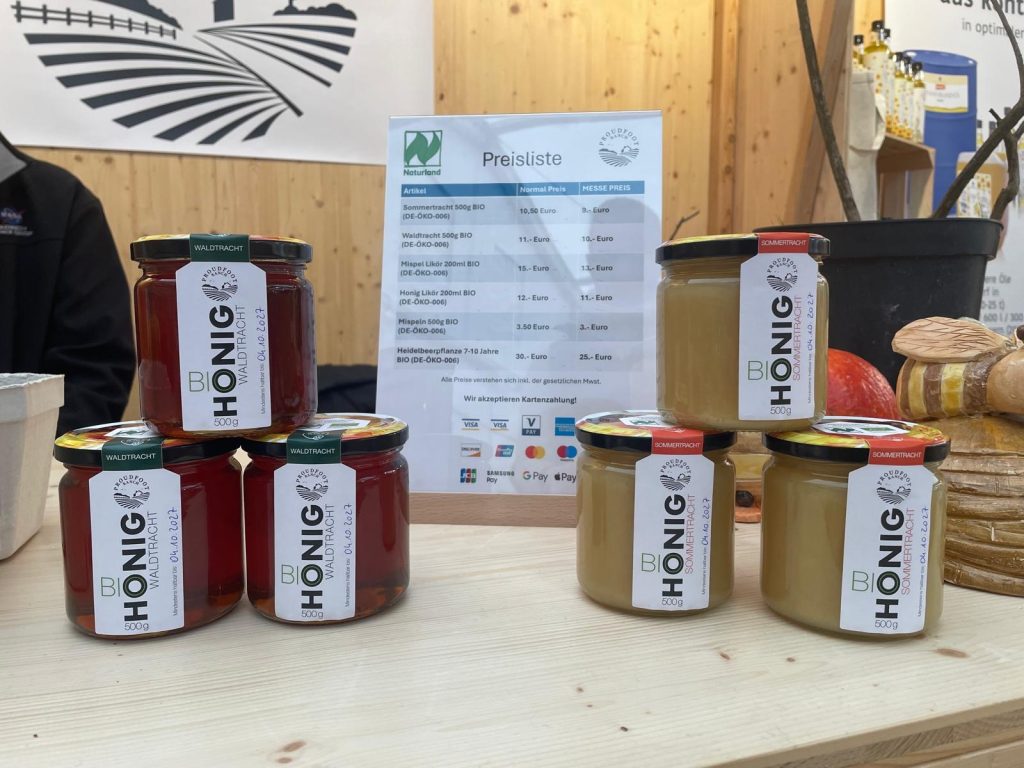 Bio-Honiggläser der Proudfoot Ranch an einem Verkaufsstand
